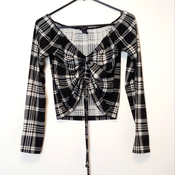 Rue21 Tops - Rue 21 Black/White Plaid V Neck Long Sleeve Crop Top